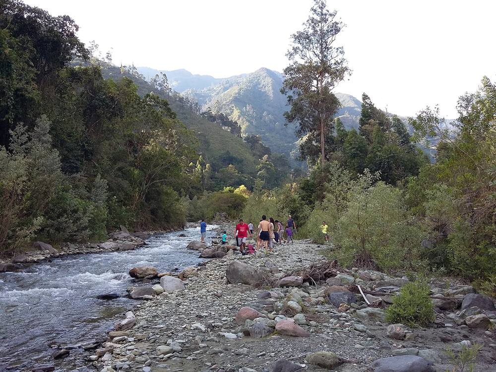 El río Combeima entre montañas cubiertas de bosque.