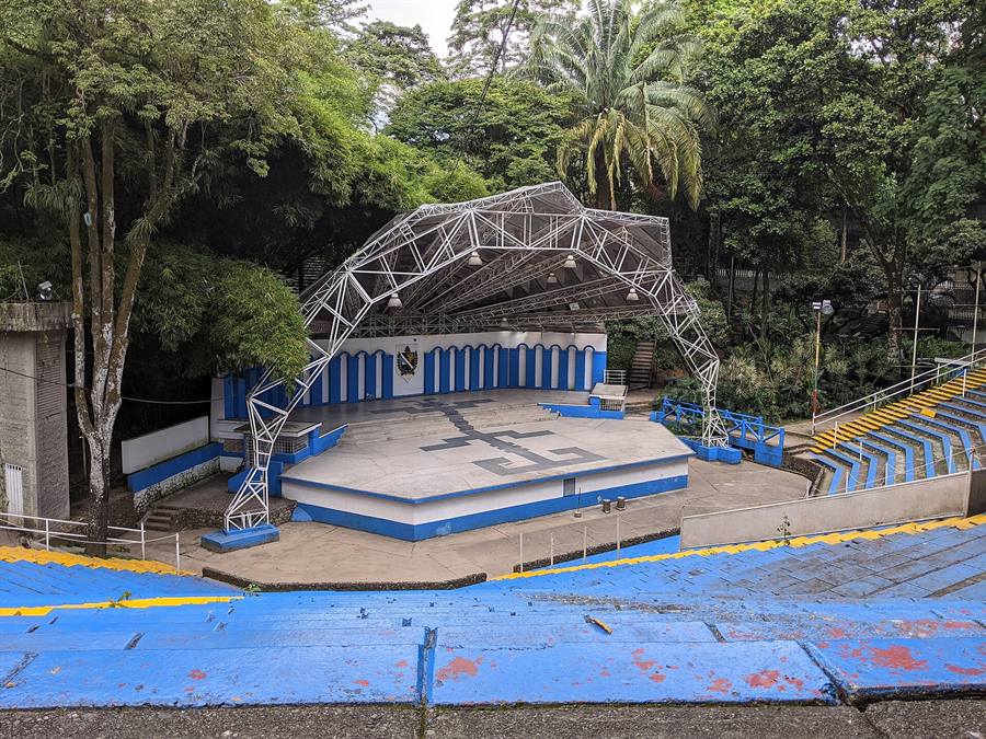 La Concha Acústica Garzón y Collazos, escenario al aire libre rodeado de árboles.
