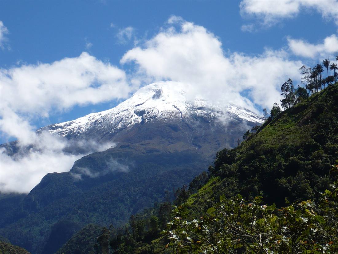 El Nevado del Tolima con nieve, entre nubes, visto desde el Cañón del Combeima.